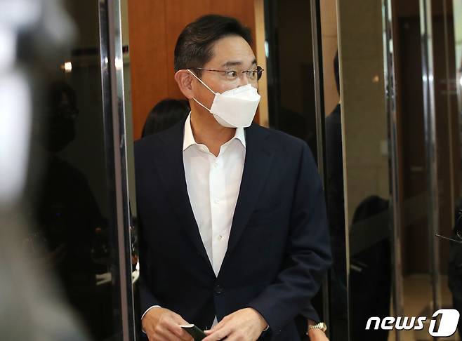 이재용 삼성전자 회장이 서울김포비즈니스항공센터(SGBAC)에서 네덜란드 등 유럽으로 출장을 떠나고 있다. 2022.6.7/뉴스1 ⓒ News1 임세영 기자