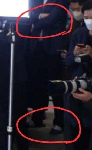 지난 18일 윤석열 대통령의 도어스테핑을 지켜보고 있는 MBC 기자.                              출처=김종혁 국민의힘 비대위원 페이스북