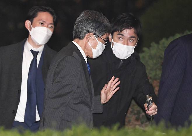 기시다 총리와 면담하러 가는 데라다 총무상 (도쿄 교도=연합뉴스) 데라다 미노루 총무상이 20일 사표를 제출하기 위해 기시다 후미오 총리 공관으로 들어가고 있다.