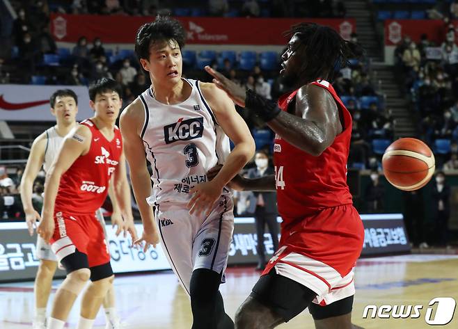 16일 오후 서울 송파구 잠실학생체육관에서 열린 'SKT 에이닷 프로농구 2022-2023 KBL' 서울 SK와 전주 KCC 경기에서 KCC 허웅이 비하인드 패스를 하고 있다. 2022.11.16/뉴스1 ⓒ News1 송원영 기자