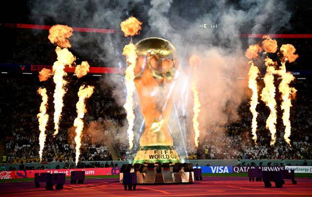 2022 피파(FIFA) 월드컵이 21일(한국시간) 개막하면서 IT 업계의 월드컵 특수 경쟁도 시작됐다. 카타르 월드컵 개막식에 등장한 대형 월드컵 트로피. 연합뉴스