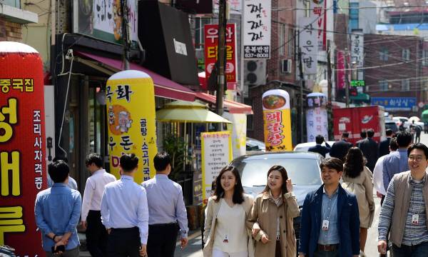 부산 남구 부산국제금융센터 일대에 점심시간을 맞은 직장인들이 식당을 찾아 걸어가고 있다. 국제신문DB