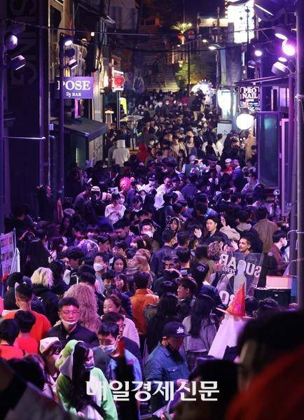 핼러윈 데이를 앞두고 지난 10월 28일 저녁 서울 용산구 이태원 관광특구 일대가 인파로 붐비고 있다. <한주형 기자>