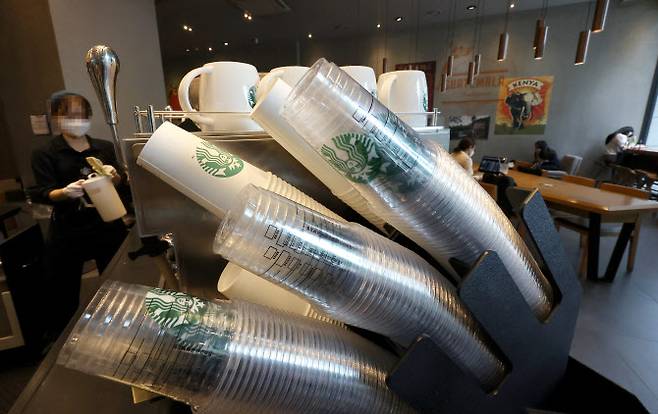 주요 커피전문점과 패스트푸드점에서 소비되는 일회용컵이 증가하는 가운데 서울의 한 커피 전문점에 놓인 일회용 컵의 모습.(사진=연합뉴스)