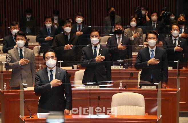 박홍근(앞 오른쪽) 더불어민주당 원내대표와 의원들이 22일 서울 여의도 국회에서 열린 의원총회에서 국민의례를 하고 있다. (사진=이데일리 노진환 기자)