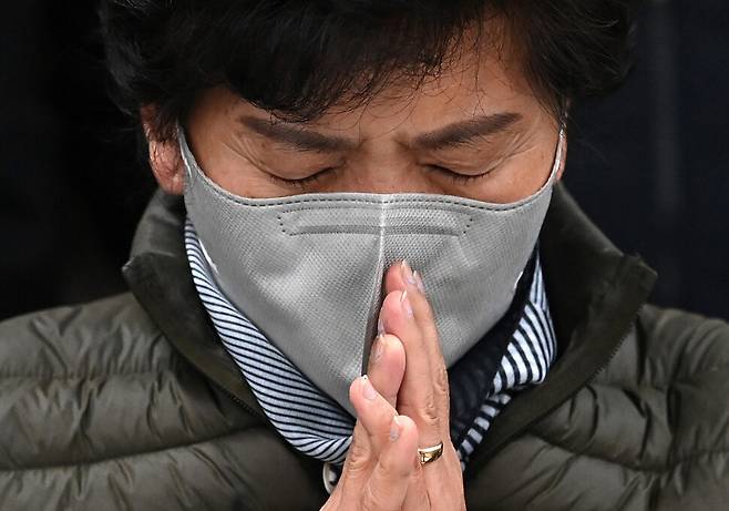 이태원 참사 희생자 이남훈씨의 어머니가 22일 오전 서울 서초구 민변에서 열린 입장발표 기자회견에서 기도하고 있다. 공동취재사진