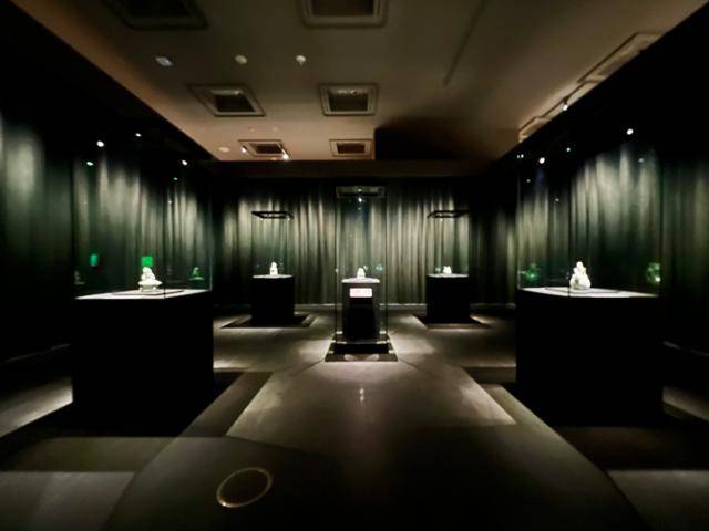 22일 서울 용산구 국립중앙박물관에 마련된 '고려 비색' 전시실에 국가지정문화재 국보 청자 5점이 전시돼 있다. 청자마다 각각 조도가 다른 조명을 받고 있다. 김민호 기자