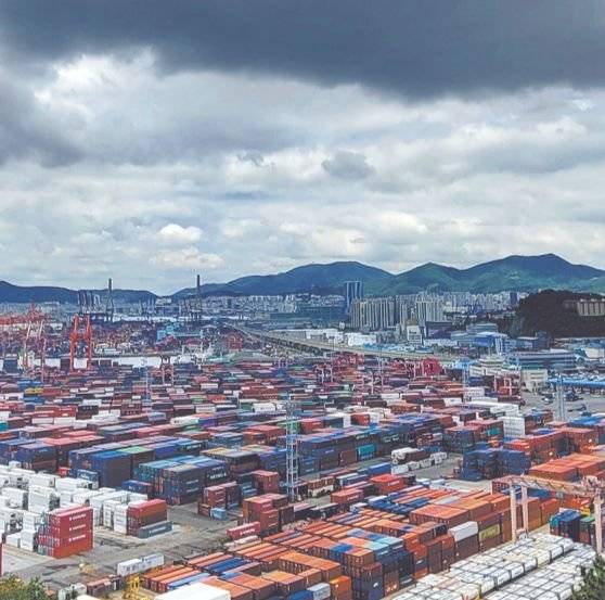 부산항 먹구름 (부산=연합뉴스) 조정호 기자 = 화물연대 총파업을 하루 앞둔 6일 국내에서 가장 많은 수출입 화물을 처리하는 부산항 하늘 위로 먹구름이 몰려오고 있다. 2022.6.6 ccho@yna.co.kr (끝) 〈저작권자(c) 연합뉴스, 무단 전재-재배포 금지〉