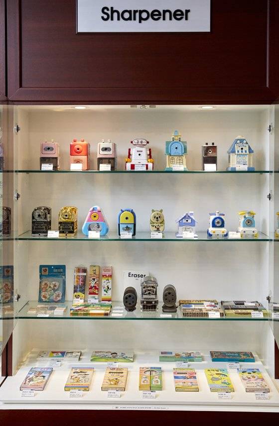 다양한 연필깎이가 모여져 있는 섹션도 있다. 지금도 판매되고 있는 하이샤파의 1979년 제품의 경우 지금 디자인과 크게 다르지 않은 게 놀랍다.