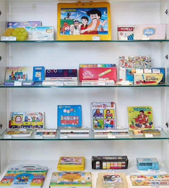 문구아트박물관 내에 전시된 색 바래고 오래된 문구제품은 초기 문구 산업의 역사를 보여주고 관람객의 옛 추억을 자극한다.