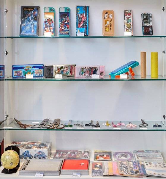 필통을 누르면 연필깎이와 연필 꽂아놓은 곳도 튀어나오는 자석 필통·변신 로봇 필통 등 다양한 제품이 전시되어 있다.