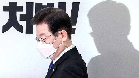 더불어민주당 최고위원회의가 지난 21일 오전 서울 여의도 국회에서 열렸다. 이재명 대표와 최고위원들이 입장하고 있다. 김성룡 기자