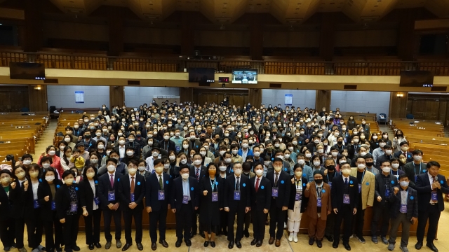 ‘2022 50일 기도학교 목회자 세미나’에 참가한 목회자들이 21일 대전 한빛교회에서 찍은 기념사진. 한빛교회 제공