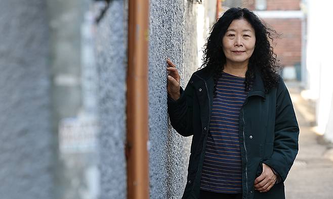 해방촌에서 고양이와 살고 있는 황인숙 시인이 신작 시집을 펴냈다. 그녀는 “노숙인이나 쪽방촌 사람들이 사는 동자동의 쌈지 공원 등에 스피커를 군데군데 설치해 클래식 음악을 들려주면 좋겠다”고 제안했다. 남정탁 기자