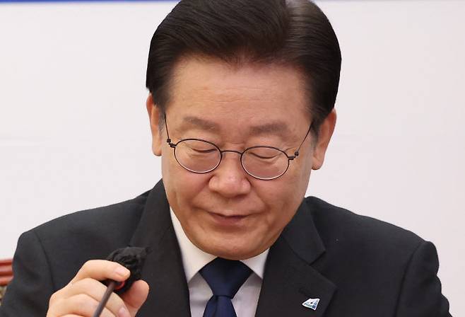 이재명 더불어민주당 대표가 23일 오후 국회에서 열린 더불어민주당·대한노인회중앙회 정책협약식에서 인사말을 마치며 마이크를 정리하고 있다.(사진=연합뉴스)