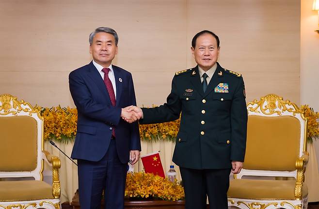이종섭 국방부 장관(왼쪽)과 웨이펑허 중국 국방부장. (국방부 제공)