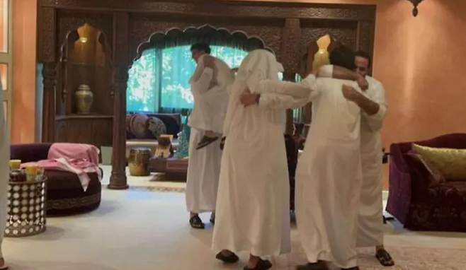 빈 살만 왕세자 가족들이 23일(한국시각) 사우디가 아르헨티나를 꺾자, 서로를 얼싸 안고 기뻐하고 있는 모습. /빈 살만 왕세자 인스타그램