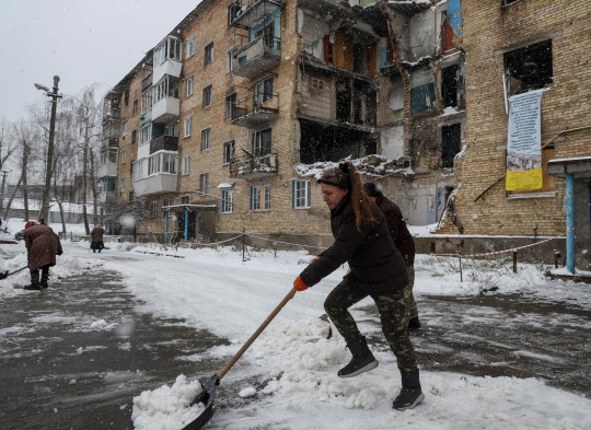우크라이나 호렌카 마을에서 주민들이 눈을 치우고 있습니다. 로이터 연합뉴스