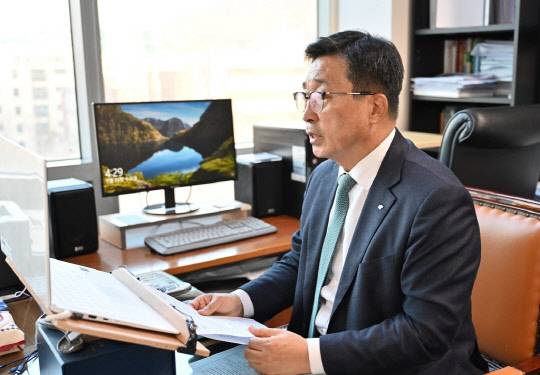 김춘진 사장이 온라인으로 화물연대 파업에 대비하기 위한 긴급 대책회의를 열고 있다.<사진:연합뉴스>