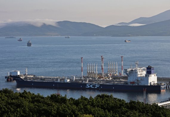 G7과 EU가 23일(현지시간) 러시아 유가가 배럴당 60달러를 넘지 못하는 선에서 수출을 허용하는 유가상한제에 합의할 것으로 예상됐다. 8월 12일 러이사 나코드카 인근 석유 터미널에 유조선 블라디미르 아르세니예프호가 정박해 있다. 로이터연합