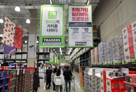서울 노원구 트레이더스 홀세일 클럽 월계점을 찾은 소비자들이 매장에 진열된 상품을 둘러보고 있다. 트레이더스 제공