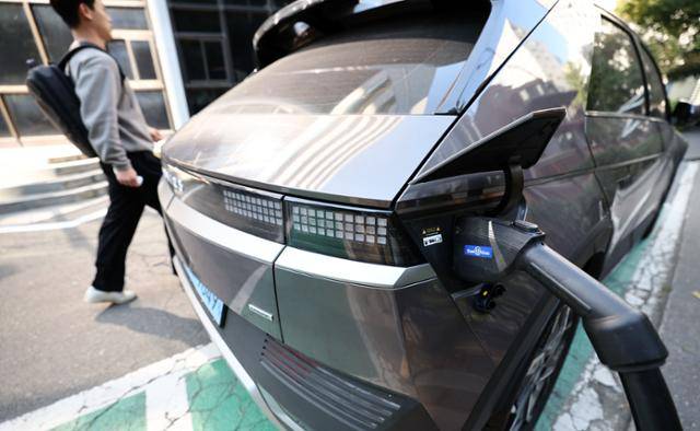 20일 서울시청 서소문청사 전기차충전소에서 전기차가 충전을 하고 있다. 연합뉴스