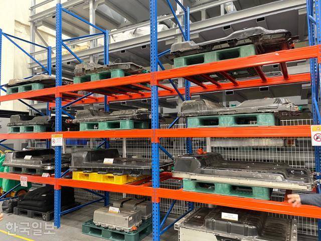 제주테크노파크 내 배터리산업화센터에 14일 반납된 전기차 폐배터리들이 켜켜이 쌓여 있다. 온도와 습도 등에 예민해 섬세한 관리가 필요하다. 제주=오지혜 기자