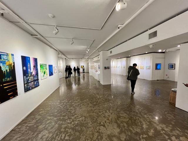 지난 22일 서울 강남구 경애갤러리를 찾은 관람객들이 정신장애 예술인 6명의 작품을 살펴보고 있다. 김민호 기자