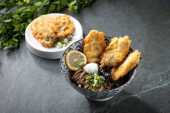 소바 위에 새우 튀김 대신 굴 튀김을 올리면 늦가을 별미가 된다. 사진 대한민국농수산