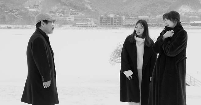 Still image of "Hotel by the River" (Jeonwonsa Film Co.)