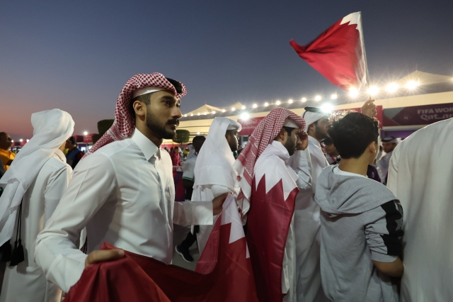 카타르 축구팬들이 이슬람 전통 의상 차림으로 카타르 알코르 알바이트 스타디움으로 들어가고 있다. 카타르 종교 비율은 무슬림이 65.5%이고, 힌두교가 15.4%, 그리스도교는 14.2%다. 그리스도교의 경우 신자 대부분이 외국인이다. 연합뉴스