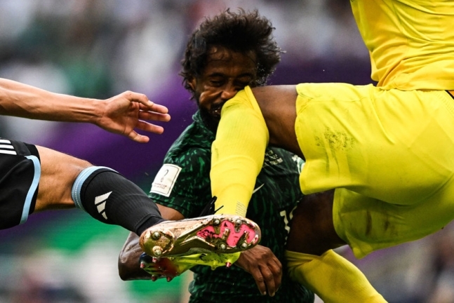 사우디아라비아 대표팀 야시르 알-샤흐라니가 동료 골키퍼 무함마드 우와이스와 충돌하고 있다. / 사진=로이터