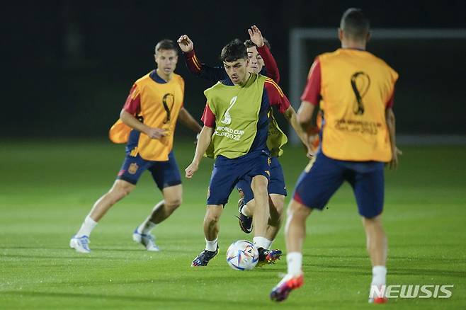 스페인 대표팀의 패드리가 코스타리카와의 조별리그 1차전을 앞두고 훈련하고 있다. 2022.11.22. (사진=AP/뉴시스) photo@newsis.com