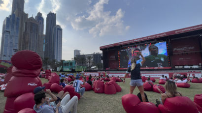 두바이의 월드컵 팬 구역에서 생중계를 보는 관광객들. AP 연합뉴스