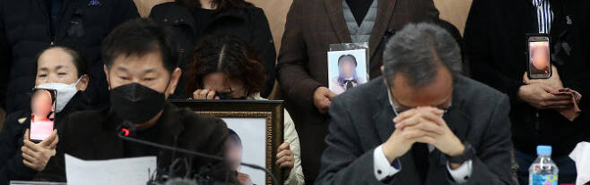 이태원 참사 유가족들이 지난 22일 오전 서울 서초구 민주사회를 위한 변호사모임(민변)에서 열린 입장발표 기자회견에서 희생자들의 사진을 들고 눈물을 흘리고 있다. (사진=연합뉴스)