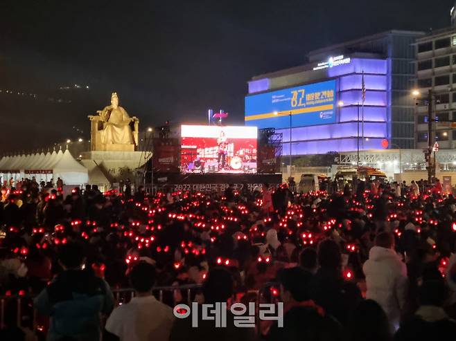 24일 오후 9시쯤 월드컵 거리응원이 열리는 서울 종로구 광화문 광장에 붉은악마 머리띠를 쓴 시민들이 모여 있다.(사진=조민정 기자)