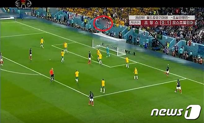 북한 조선중앙TV는 지난 23일 프랑스와 호주의 월드컵 예선 경기를 녹화중계했다. 그러나 중앙TV는 우리나라 기업인 현대자동차의 광고나 태극기는 모두 가리고 방영했다.(조선중앙TV 갈무리)ⓒ News1