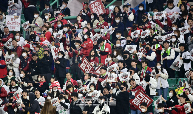 SSG 팬들이 8일 인천SSG랜더스필드에서 열린 한국시리즈 6차전 키움과 경기 승리를 응원하고 있다. 최승섭기자 thunder@sportsseoul.com