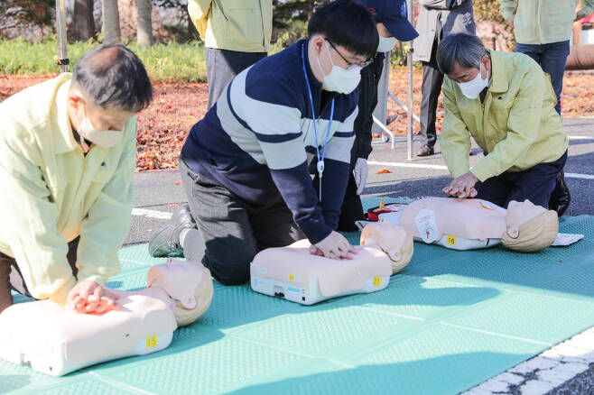 안전한국훈련 심폐소생술 실습교육에 참가한 한국마사회 정기환 회장(맨 오른쪽)과 임직원. 사진제공=한국마사회