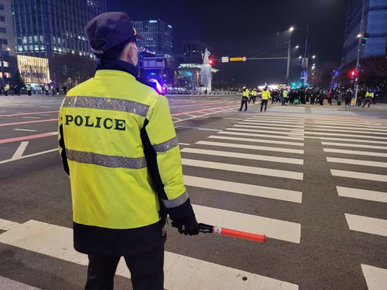 24일 시민들은 서울 광화문광장에서 한데 모여 2022 카타르 월드컵에 출전한 축구대표팀을 응원했다. 경찰은 약 600여명의 경력을 배치해 안전관리에 나섰다. /사진=공병선 기자 mydillon@