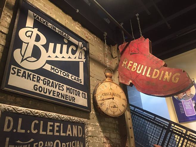 ‘미국 사인박물관(American Sign Museum)’ 내부 전시. 미국의 상업과 산업의 역사를 단편적으로 보여주는 듯하다. 상업적 생산품이 하나의 문화가 되는 현상을 발견하는 건 즐거운 일이다. /박진배 제공