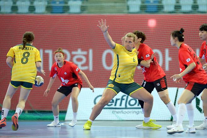 한국과 호주 선수들이 24일 아시아 여자핸드볼 선수권대회 1차전에서 맞붙고 있다. /대한핸드볼협회