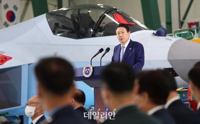 윤석열 대통령이 24일 오전 경남 사천 한국항공우주산업(KAI)에서 열린 2022 방산수출 전략회의에 참석해 발언하고 있다. ⓒ뉴시스