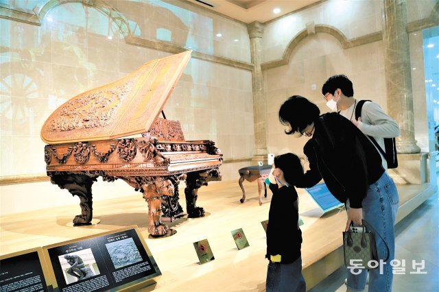 세계자동차&피아노박물관에서 볼 수 있는 세계적인 조각가 오귀스트 로댕이 조각한 피아노.