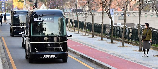 자율주행 전용버스가 청계천 인근에서 주행하고 있다.