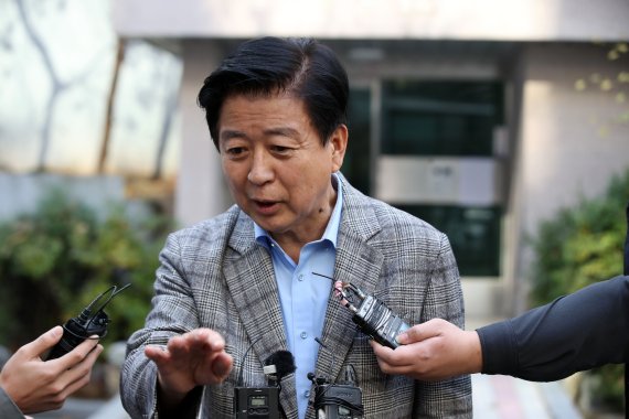 노웅래 더불어민주당 의원이 지난 18일 서울 마포구 자택 앞에서 검찰의 자택 추가 압수 수색에 대한 입장을 말하고 있다. 뉴시스