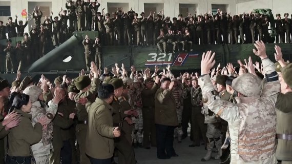 북한 조선중앙TV가 김정은 국무위원장의 지도 아래 대륙간탄도미사일 화성-17형 대륙간탄도미사일(ICBM)을 시험발사했다고 보도했다. 사진은 김정은 위원장이 군인들 박수를 받는 모습. 사진=조선중앙TV 캡처
