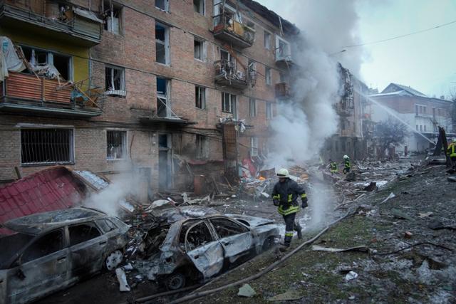 23일 우크라이나 키이우 외곽 비슈고로드에서 소방대원들이 러시아 미사일 공습을 당한 아파트에서 화재를 진압하고 있다. 키이우=AP 뉴시스