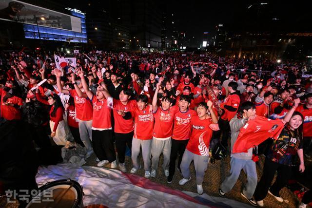 2022 카타르 월드컵 대한민국 국가대표팀의 첫 경기가 열린 24일 밤 서울 광화문광장에서 붉은악마 응원단이 힘차게 응원가를 부르고 있다. 최주연 기자