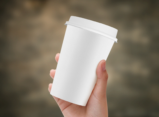 종이컵에 뜨거운 음용수를 따라 마시면 미세 플라스틱을 섭취하게 돼 인체에 악영향을 끼칠 수 있다./사진=클립아트코리아
